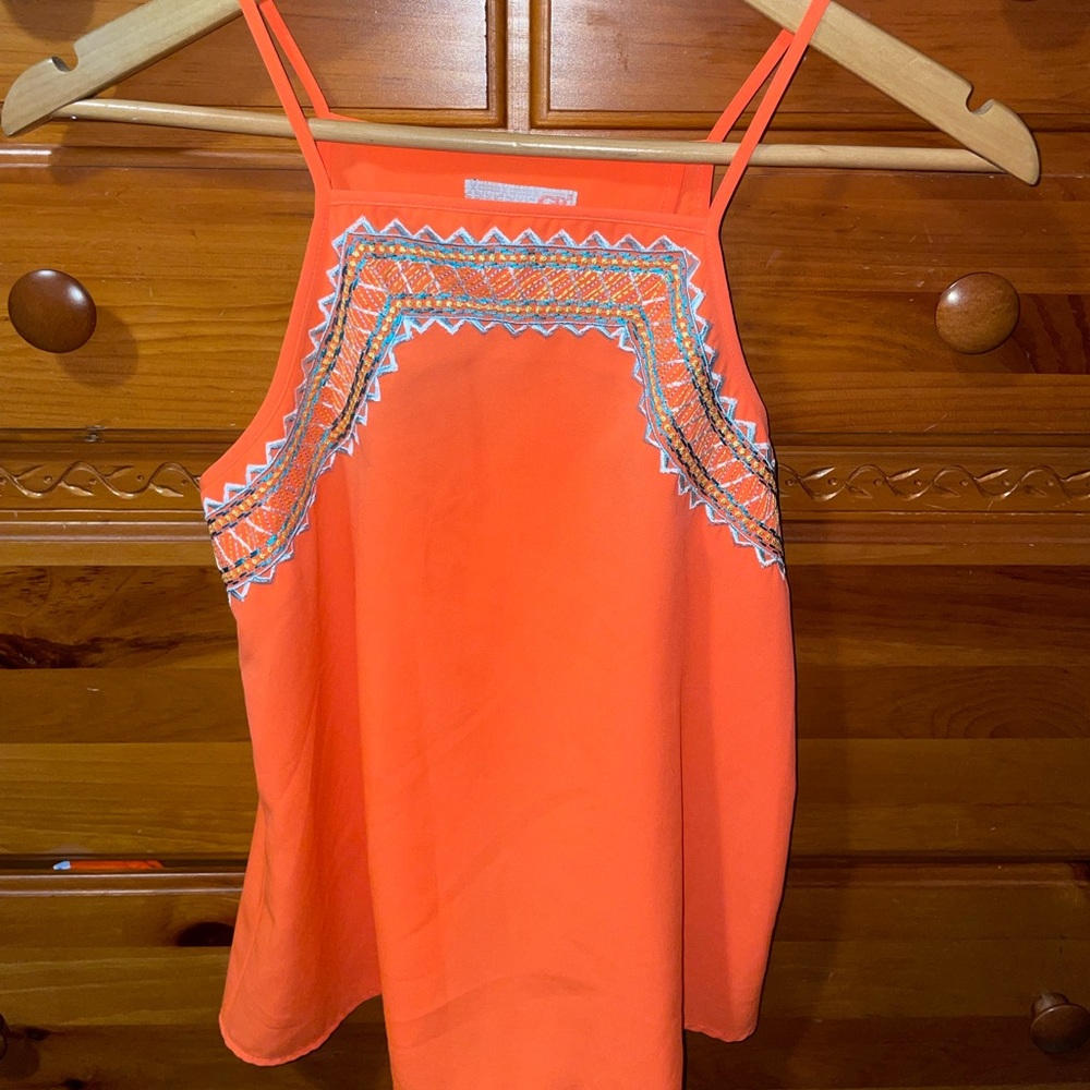 The prettiest orange detailed top 🍊